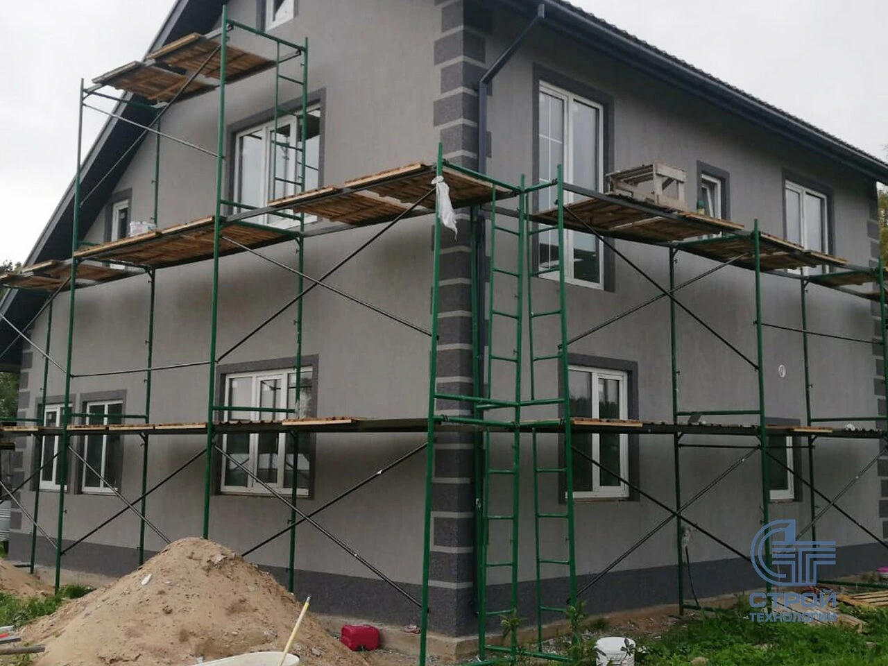 Finition murale moderne en crépis décoratif